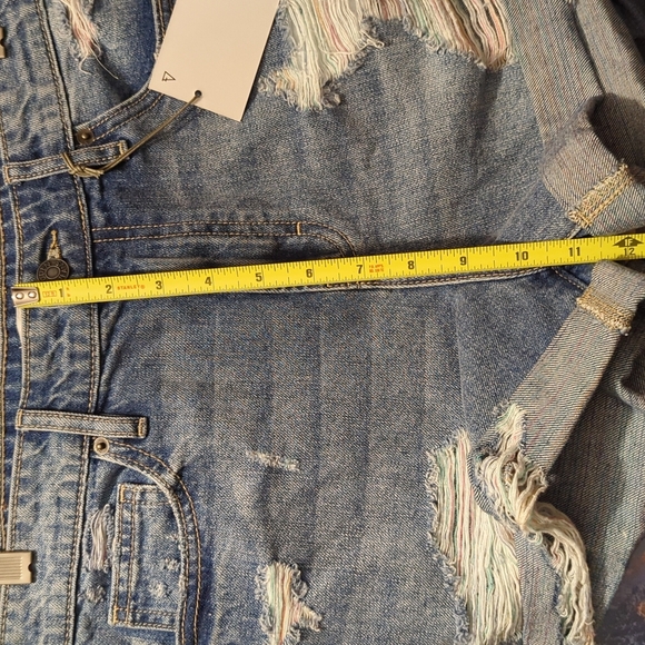 NWT* Hidden Light Wash Distressed Bohemian Denim Shorts Size Medium - Picture 8 of 10